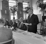 856318 Afbeelding van de genodigden tijdens de lunch in het N.V.-huis te Utrecht ter gelegenheid van de officiële ...